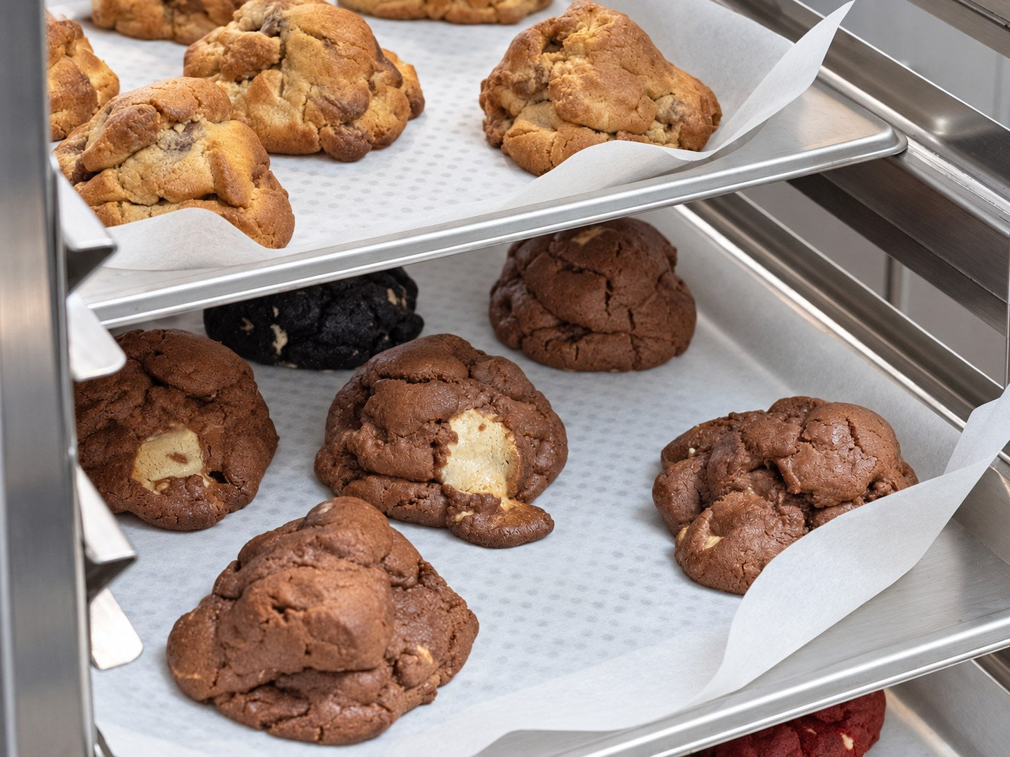 Bandejas de cookies sin gluten recién horneadas en el obrador de PUDL en Madrid