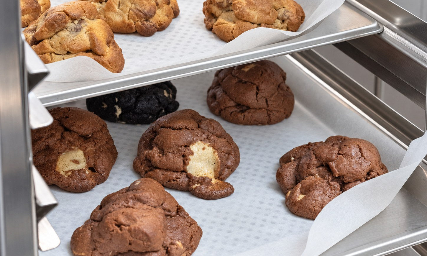 Bandejas de cookies sin gluten recién horneadas en el obrador de PUDL en Madrid