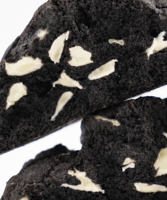 Cookie Dark & White partida por la mitad